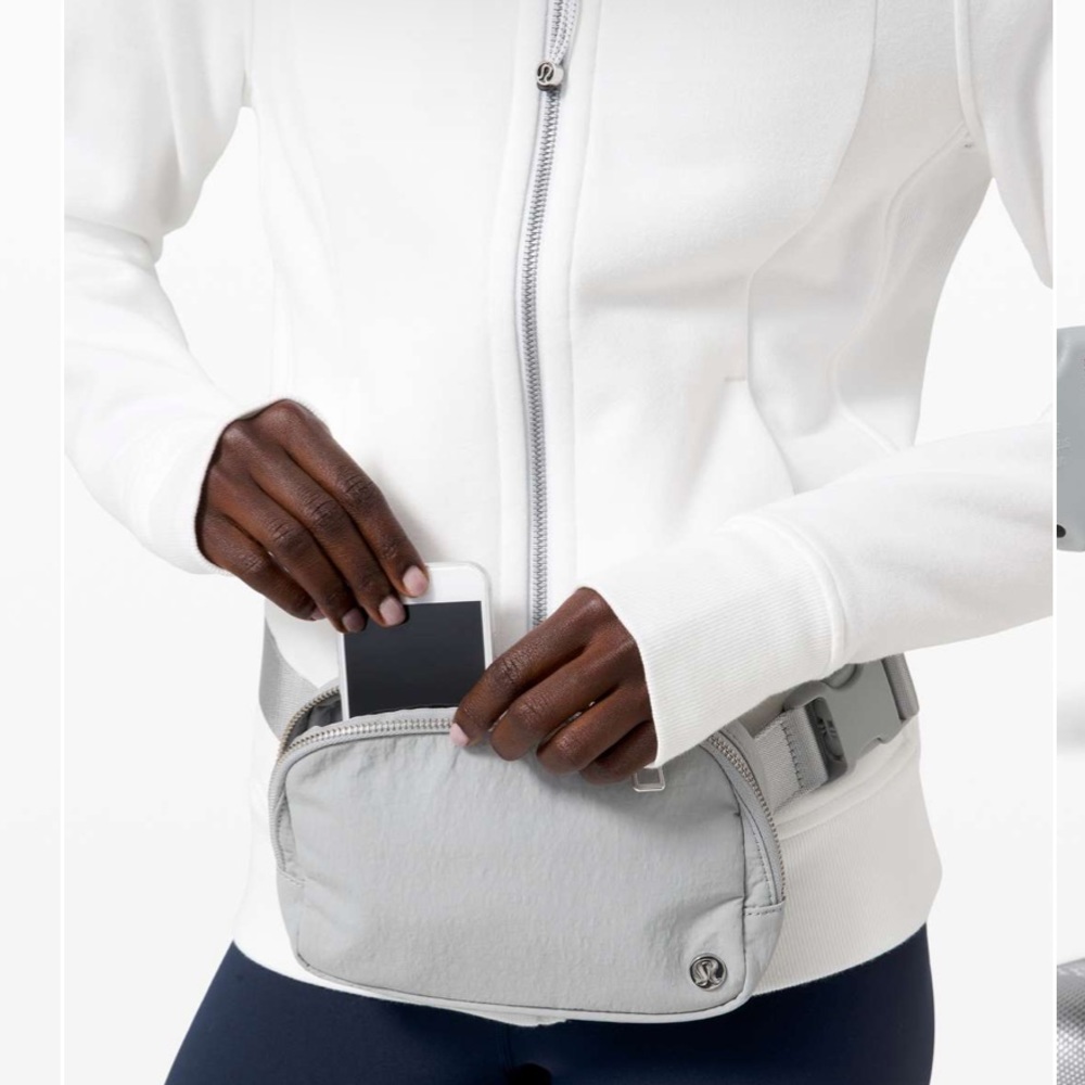 Lululemon Everywhere Belt Bag in Silver Drop - Picture 5 of 9
